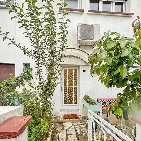 Casa de Férias Maison Charmante à Avec Jardin Privé *